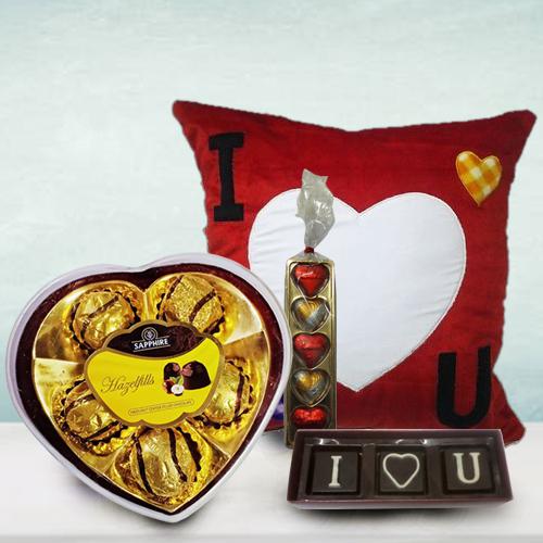 Wonderful Personalized Hearty Delight Gift Combo for Girlfriend