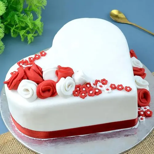 Irresistible Hearty Vanilla Fondant Cake