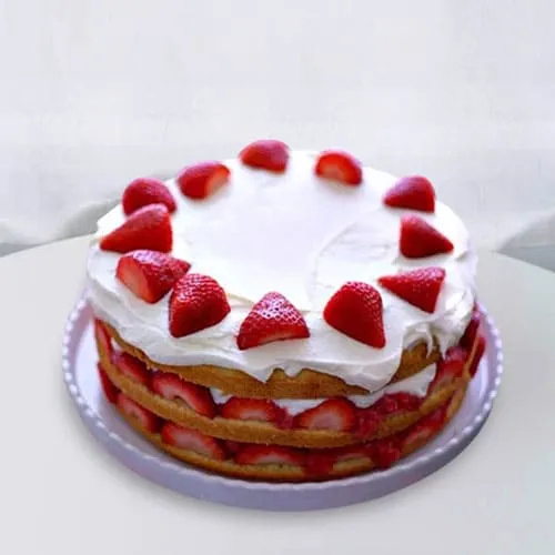 Lip Smacking Strawberry Cake for Anniversary