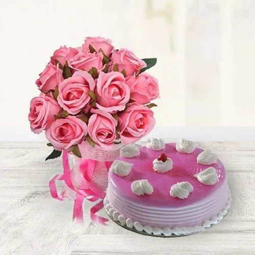 Special Strawberry Cake with Pink Roses