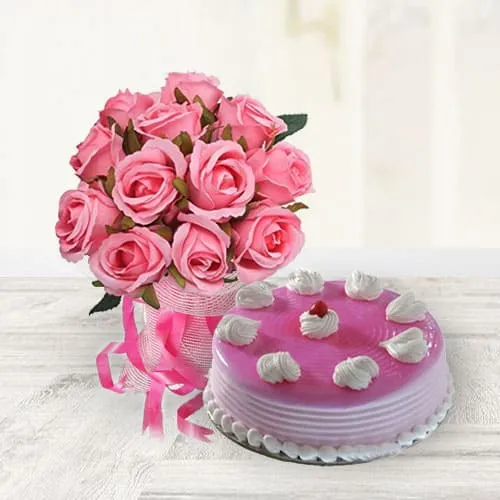 Delicious Strawberry Cake with Pink Roses Bouquet