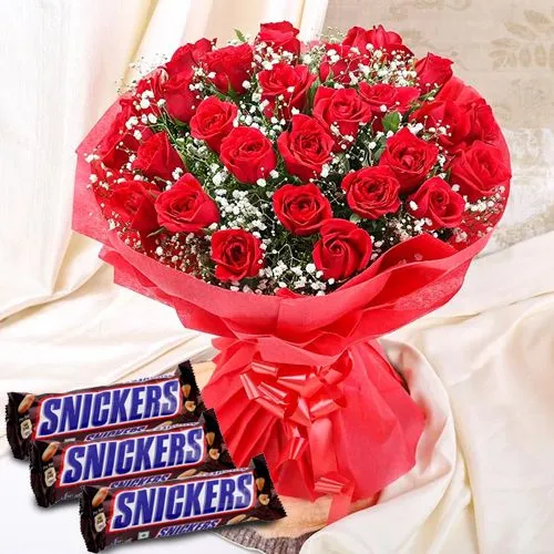 Lovely Surprise of Red Roses Bunch n Snickers Chocolate Bar