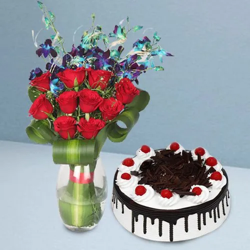 Dazzling Red Roses n Blue Orchids in Vase with Black Forest Cake for Valentine
