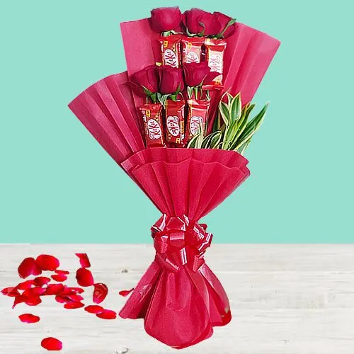 Attractive Valentine Gift Bouquet of Midnight Love at 12