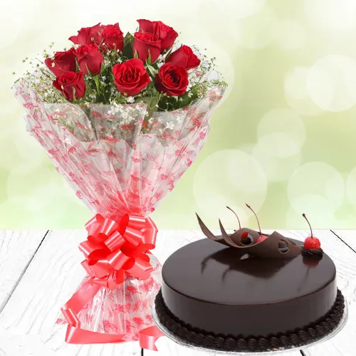 Adorable Red Roses in a Vase with divine Chocolate cake