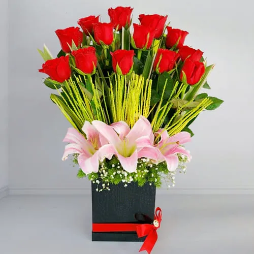 Majestic Lilies n Rosiness Box