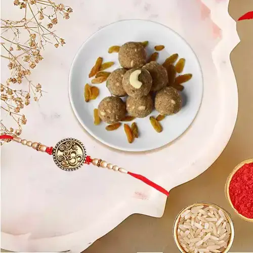 Glamorous Rakhi with Besan Laddoo